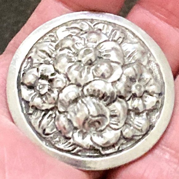 Choose a pair of pretty vintage floral earrings in pewter - signed and dated! - Picture 2 of 5